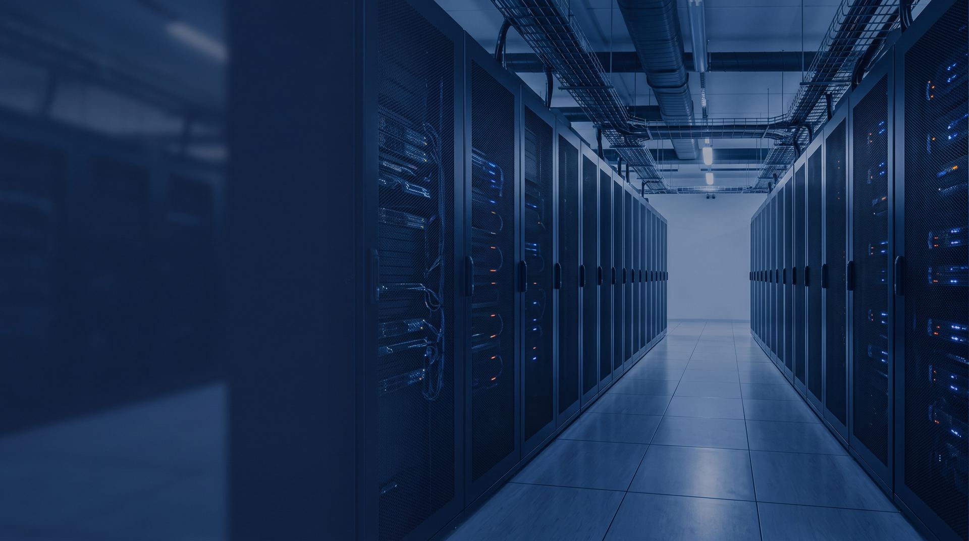 Pasillo de un centro de datos con racks de servidores